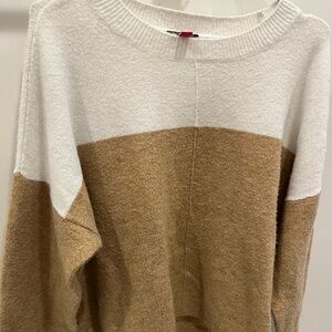 Vince Camuto White and Tan Crew Neck Sweater